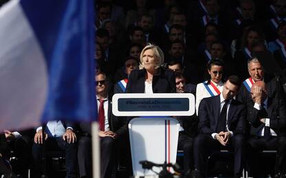 epa12014005 Far-right Rassemblement National (RN) leader Marine Le Pen (C) delivers a speech during a rally in her support one week after being convicted, in Paris, France, 06 April 2025. Le Pen was convicted of creating fake jobs at the EU parliament to channel funds to her party to employ people in France and was banned with immediate effect from standing for office for five years, throwing into doubt her bid to stand for the French Presidency in 2027.  EPA/YOAN VALAT