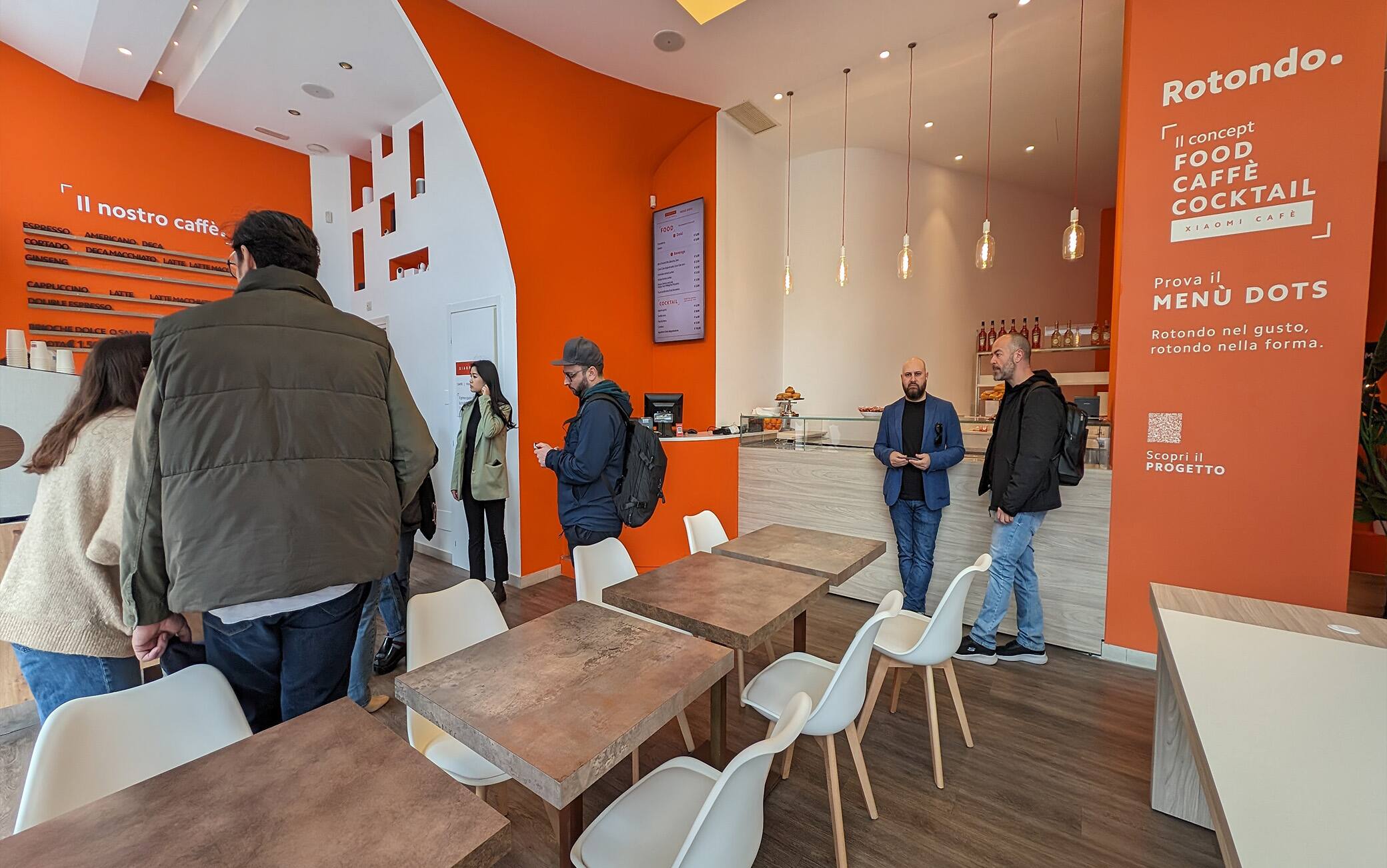 L'interno del Xiaomi Café a Milano