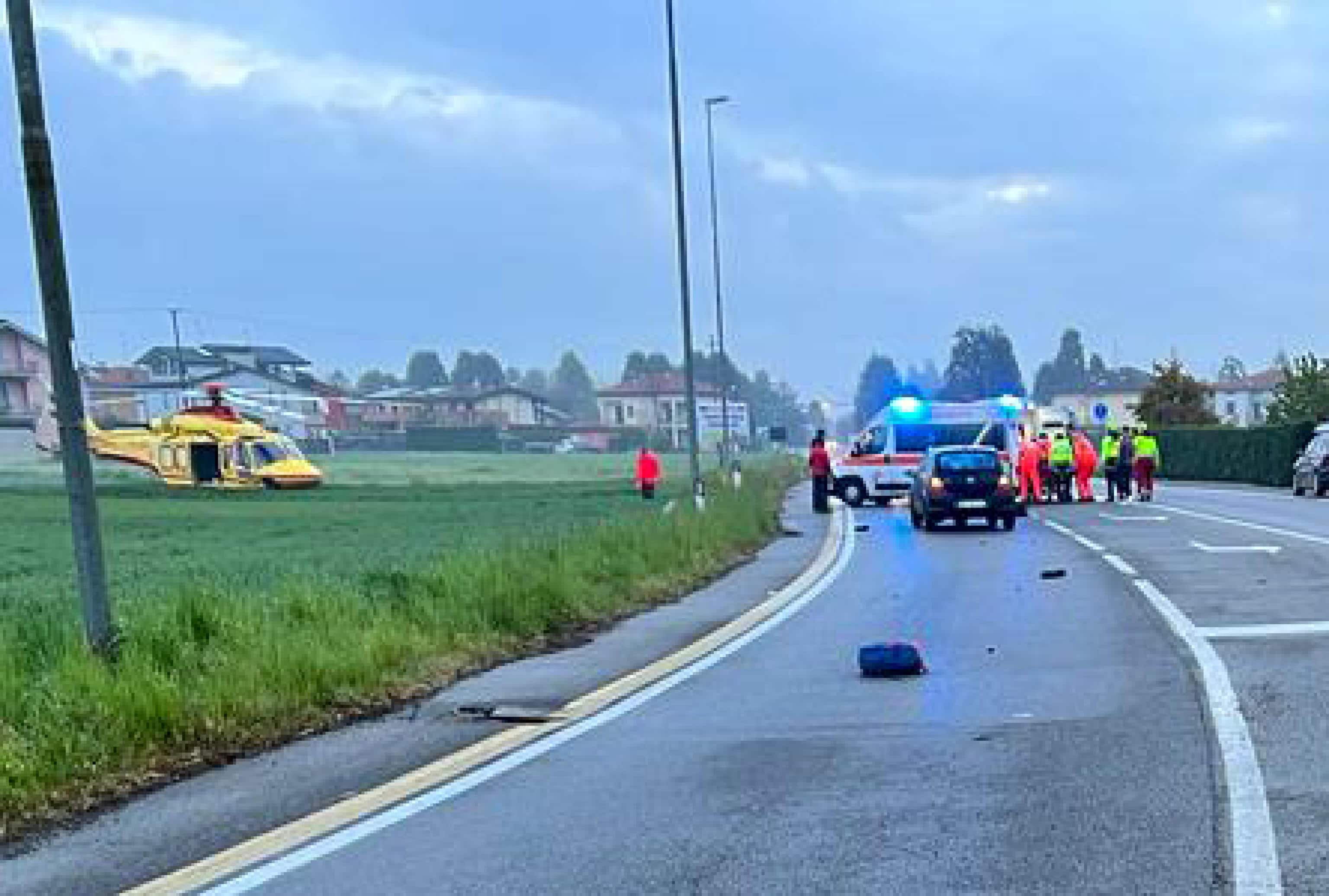 Carabinieri e ambulanza sul luogo dell'incidente stradale costato la vita ad un uomo di trent'anni che viaggiava su un monopattino elettrico, Limido Comasco, 13 aprile 2023. In via Roma, lungo un tratto rettilineo di strada, l'uomo si è scontrato con una Opel Corsa. Trasportato all'ospedale di Tradate in codice rosso, è morto tre ore più tardi.
ANSA/ FABRIZIO CUSA