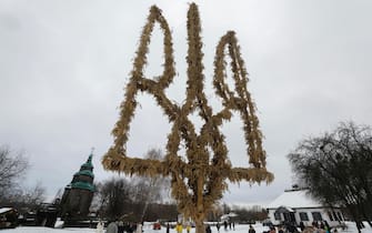 epa11044042 A view of a large-scale 'didukh', a traditional Ukrainian Christmas decoration, made in the shape of the 'tryzub' (trident), Ukraine's coat of arms, during Christmas celebrations in Pyrogovo village, near Kyiv (Kiev), Ukraine, 25 December 2023, amid the Russian invasion. Ukraine celebrates Christmas on 25 December for the first time this year, in accordance with the Western calendar. Ukrainian President Zelensky signed a law in July to move the official Christmas Day holiday to 25 December, departing from the Russian Orthodox Church tradition of celebrating on 07 January. Russian troops entered Ukraine on 24 February 2022 starting a conflict that has provoked destruction and a humanitarian crisis.  EPA/SERGEY DOLZHENKO