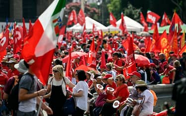 Manifestanti con bandiere e slogan durante la manifestazione nazionale in difesa del diritto alla salute a Roma, 24 giugno 2023. ANSA/RICCARDO ANTIMIANI