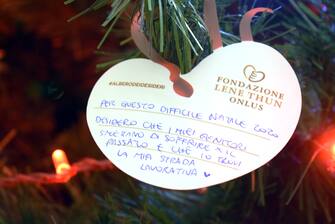 Milano - Albero di Natale con biglietti di auguri dei viaggiatori in Stazione Centrale
