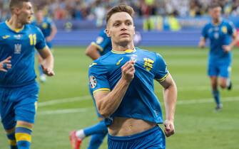 epa10700437 Ukraine's Viktor Tsygankov (C) celebrates the 1-0 goal during the UEFA Euro 2024 qualifying soccer match between Ukraine and Malta in Trnava, Slovakia, 19 June 2023.  EPA/JAKUB GAVLAK