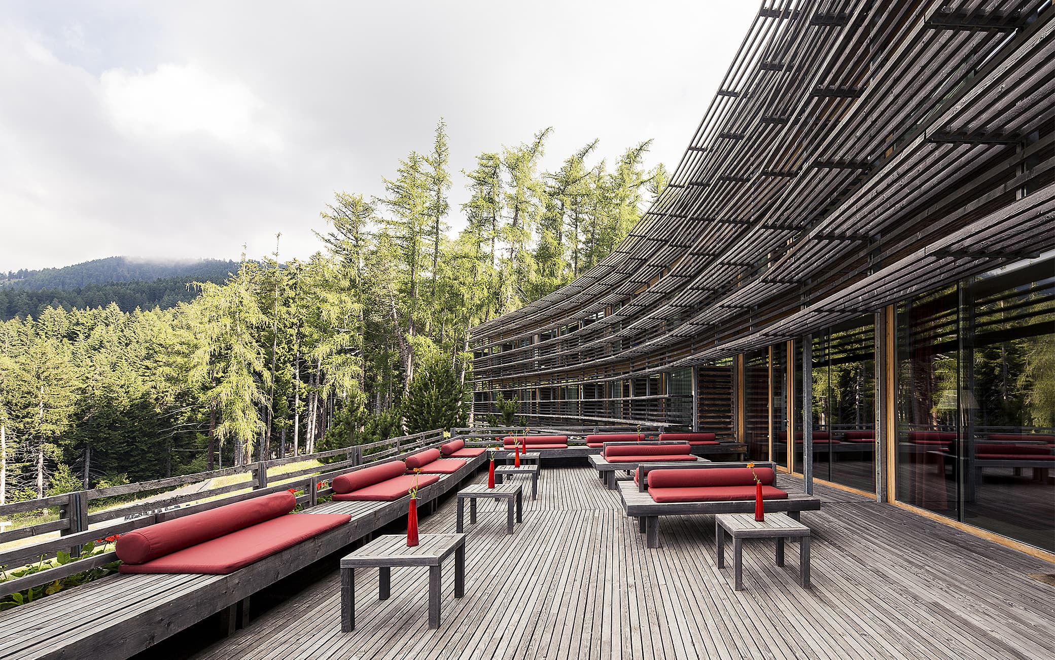 La terrazza-solarium del Vigilius Mountain Resort in Trentino