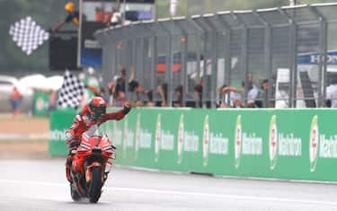 epa11686504 Italian MotoGP rider Francesco Bagnaia of Ducati Lenovo Team celebrates after winning the MotoGP race of the Motorcycling Grand Prix of Thailand at Chang International Circuit, Buriram province, Thailand, 27 October 2024.  EPA/RUNGROJ YONGRIT