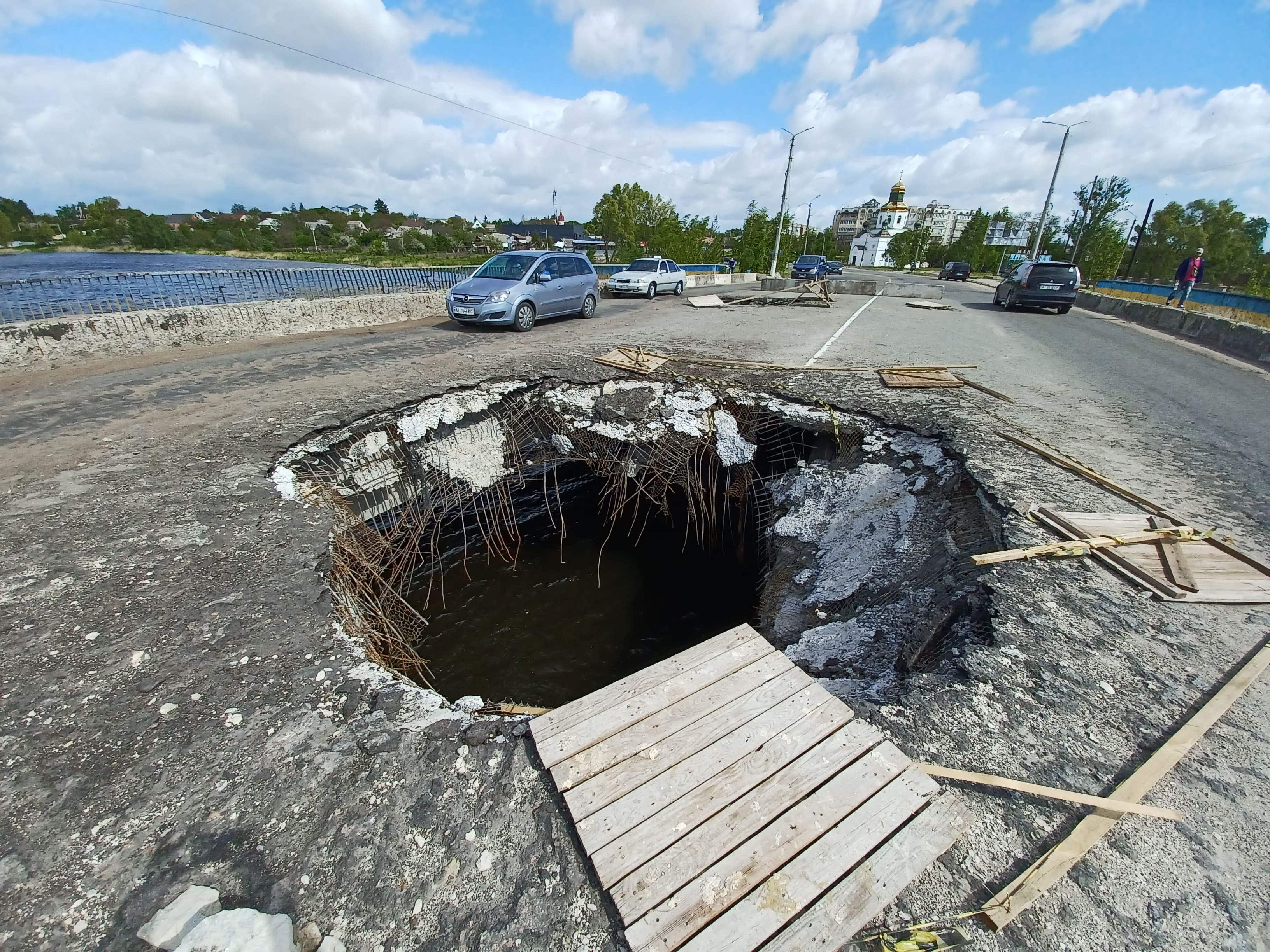 Il ponte di accesso alla città bombardato dai russi