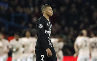 epa07418270 Paris Saint Germain's Kylian Mbappe reacts during the UEFA Champions League round of 16 second leg soccer match between PSG and Manchester United at the Parc des Princes Stadium in Paris, France, 06 March 2019.  EPA/YOAN VALAT