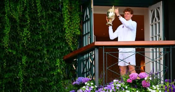 https://static.sky.it/editorialimages/79d7c291bcd489248e8c063d40fdf6a7d58a90cb/skysport/it/tennis/video/2025/07/13/wimbledon-2025-sinner-balcone-trofeo/ipa_sinner_premiazione_og_02.jpg?im=Resize,width=565