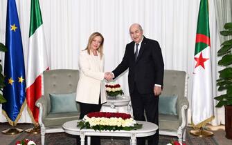epa10424620 A handout photo made available by Algerian Presidency shows Algerian President Abdelmadjid Tebboune (R) and Italian Prime Minister Giorgia Meloni (L) during a meeting at the presidential palace in Algiers, Algeria, 23 January 2023.  EPA/ALGERIAN PRESIDENCY / HANDOUT  HANDOUT EDITORIAL USE ONLY/NO SALES