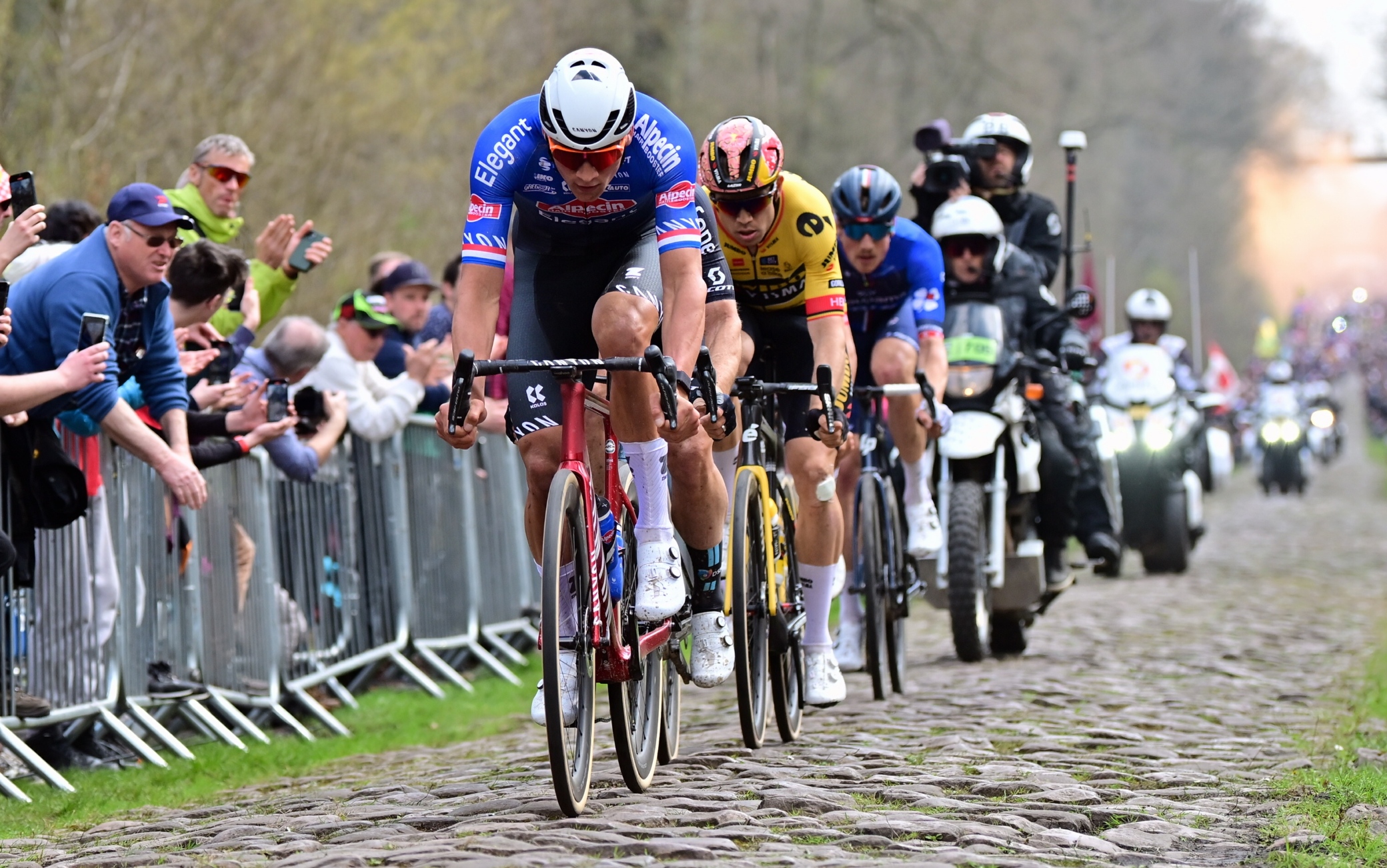 Parigi Roubaix 2024, chicane ad Arenberg. Van der Poel 'È uno scherzo