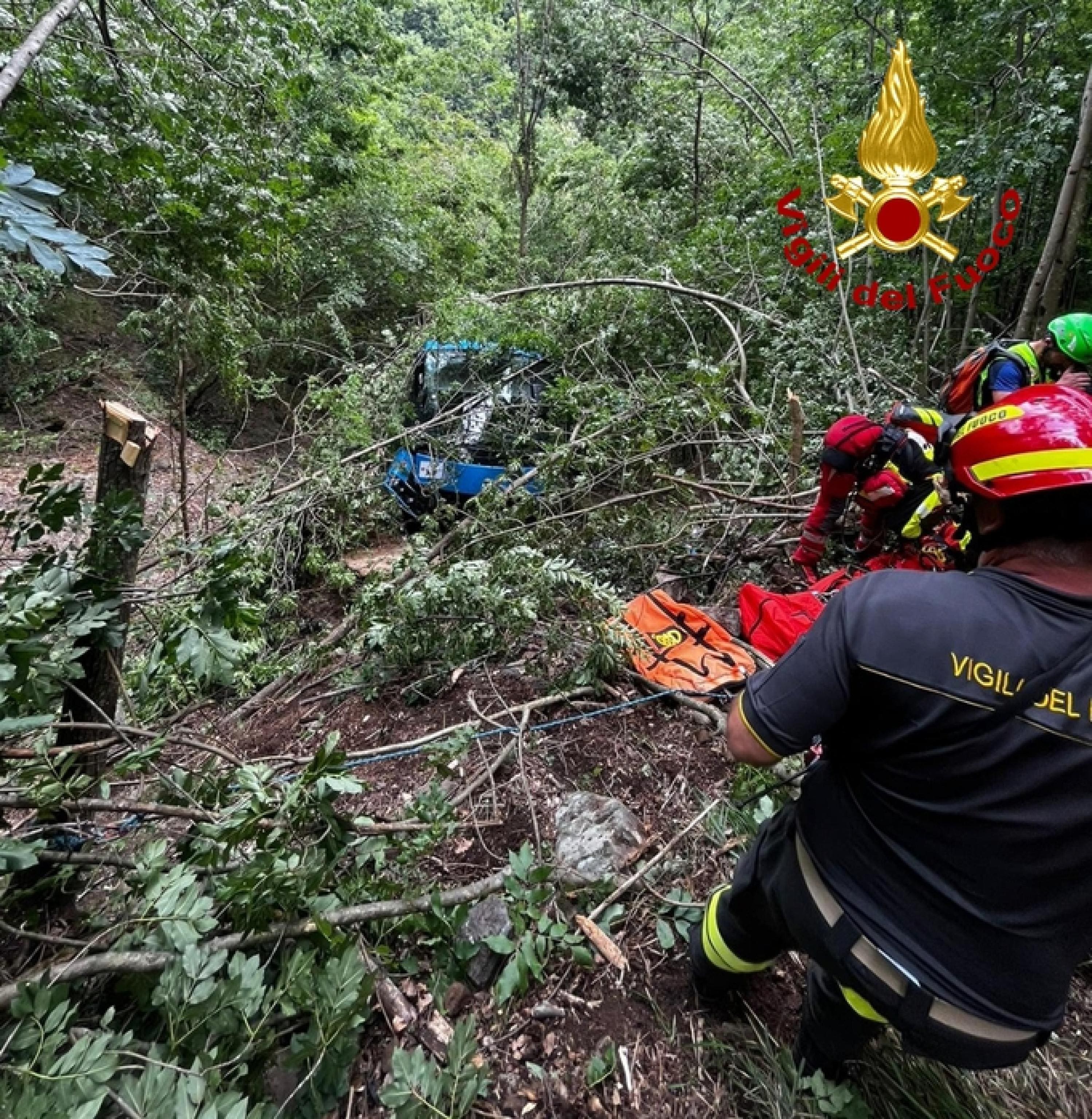 In una foto fornita dai Vigili del Fuoco, operatori raggiungono il bus uscito fuori strada in provincia di Massa Carrara, in località Tecchia Rossa, tra Pontremoli e Zeri, 30 maggio 2023. Dei 20 passeggeri del bus 19 sono già tutti fuori dal veicolo, una persona è invece rimasta incastrata.  Alcuni di loro avrebbero subito contusioni. ANSA +++ HO NO SALES - DITORIAL USE ONLY +++ o +++ ANSA PROVIDES ACCESS TO THIS HANDOUT PHOTO TO BE USED SOLELY TO ILLUSTRATE NEWS REPORTING OR COMMENTARY ON THE FACTS OR