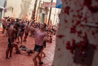 BUÃ OL VALENCIA, SPAIN - AUGUST 30: Several people covered with tomato during the festival of La Tomatina, on 30 August, 2023 in BuÃ±ol, Valencia, Valencian Community, Spain. La Tomatina has been celebrated for 76 years in BuÃ±ol on the last Wednesday of August. The company Citromed from La Llosa (Castellon), which has been preparing the tomato for 20 years, has organized this year 150,00 kilos of pear and ripe tomatoes that are used as ammunition in this festival. The tons of tomatoes cover floors, walls and clothes of all the people who attend this celebration, which attracts both national and international tourism. (Photo By Jorge Gil/Europa Press via Getty Images)