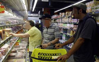 ANZIANI AL SUPERMERCATO