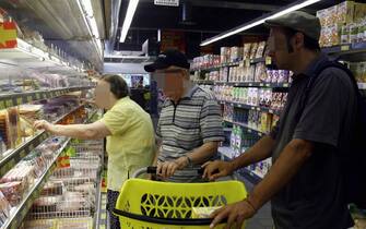 COPPIA DI ANZIANI FANNO LA SPESA CON UN GIOVANE CUSTODE SOCIALE AL SUPERMERCATO SIMPLY NEL QUARTIER DEGLI OLMI A BAGGIO (MILANO - 2009-08-20, Vince Paolo Gerace) p.s. la foto e' utilizzabile nel rispetto del contesto in cui e' stata scattata, e senza intento diffamatorio del decoro delle persone rappresentate