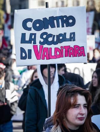 Corteo pro Palestina e contro la riforma scolastica degli studenti. Torino 17 novembre 2023 ANSA/TINO ROMANO 