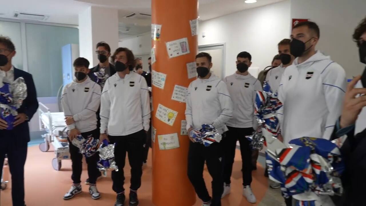 Pirlo e i calciatori al Gaslini