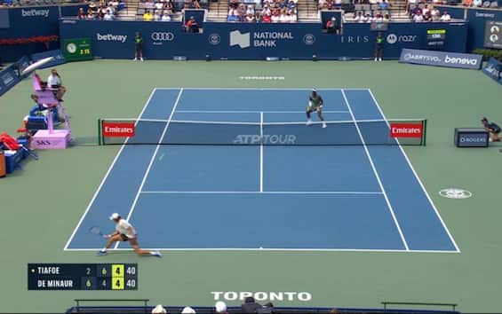https://static.sky.it/editorialimages/7a184e1de31f9b9c45d12f2db4148445d46a7662/skysport/it/tennis/video/2025/08/03/de-minaur-tiafoe-atp-toronto-punto-1027610/de_minaur_tiafoe_punto.jpg?im=Resize,width=565