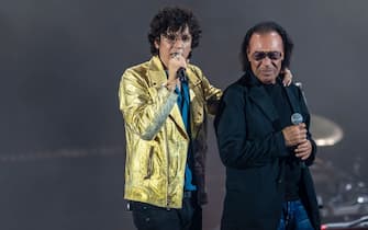 MILAN, ITALY - APRIL 28: Ermal Meta and Antonello Venditti perform on stage at Mediolanum Forum on April 28, 2018 in Milan, Italy.  (Photo by Francesco Prandoni/Redferns)