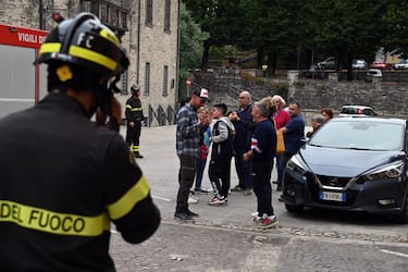 Persone in strada a Tredozio dopo il terremoto di magnitudo 4.8 di questa mattina, 18 settembre 2023. L'epicentro del sisma è stato localizzato a 3 km a sud-ovest di Marradi. ANSA/FABIO BLACO

Persons on the streets in Tredozio. Many people in Tuscany got a nasty scare on Monday when they were woken up by an earthquake whose epicentre was 3km from the province of Florence town of Marradi, 18 september 2023. The quake struck at 5:10 and had a 4.8 magnitude, the National Institute of Geophysics and Vulcanology (INGV) said. ANSA/FABIO BLACO