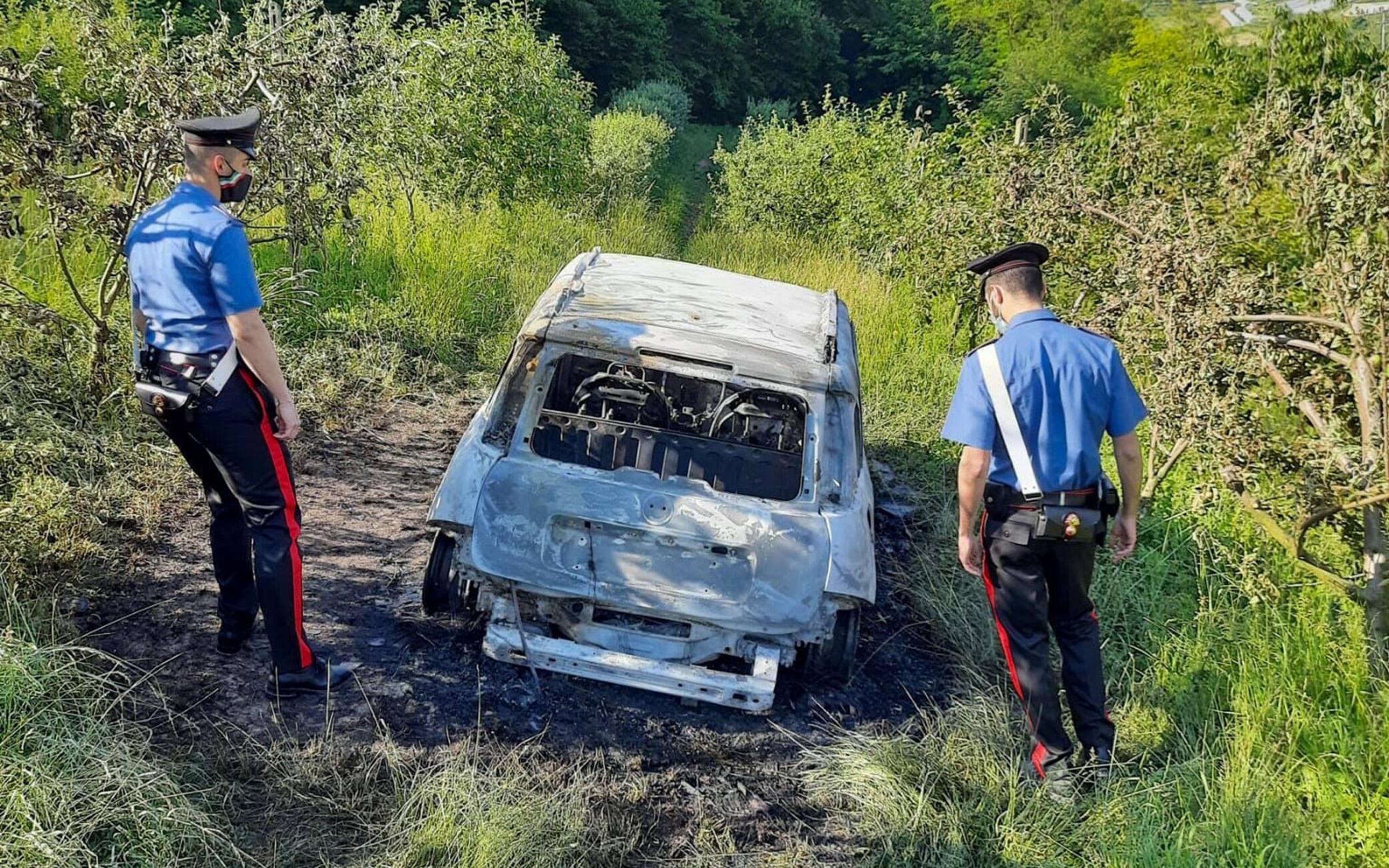 L'auto incendiata