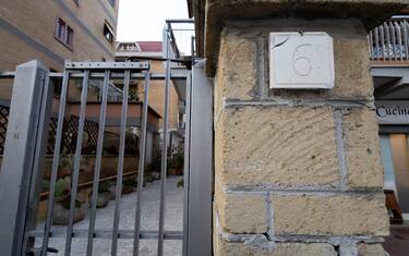 L'esterno dell'appartamento trasformato in uno studio per interventi di chirurgia estetica nel quartiere Primavalle, quadrante nord di Roma, 10 giugno 2025. ANSA/MASSIMO PERCOSSI