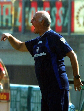 Carlo Mazzone, allenatore del Brescia, impartisce ordini durante la partita contro il Milan in una immagine del 26 agosto 2001.
ANSA/ALABISO 