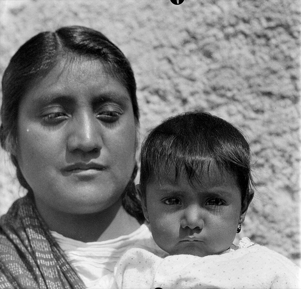 Tina_Modotti_Luz_Jiménez_e_hija_retrato_FECHA_ca._1926_Lugar_Ciudad_de_México_Distrito_Federal_Mexico_inv_35303_©_SC.INAH.SINAFO.FN.jpg