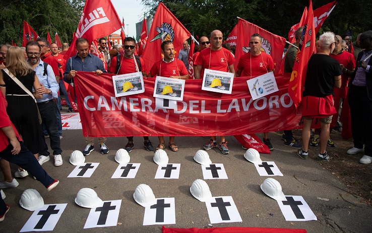 Foto Marco Alpozzi/LaPresse 4 Settembre 2023 - Vercelli - Italia - News - A seguito dell&#x2019;incidente ferroviario del 31 Agosto a Brandizzo, in cui sono rimasti uccisi cinque operai, le sigle sindacali Feneal Uil &#x2013; Filca Cisl &#x2013; Fillea CGIL Piemonte hanno proclamato uno sciopero a livello regionale.
Nello stesso giorno a Vercelli &#xe8; indetto un &#x201c;corteo di cordoglio silenzioso&#x201d; Nella foto:  Un momento del corteo


September 04, 2023 Vercelli, Italy - News - Due to a railway accident on Aug. 31 in Brandizzo, where five workers were killed, the unions Feneal Uil - Filca Cisl - Fillea CGIL Piemonte have called for a regional strike.
A &quot;silent procession of condolence&quot; is called in Vercelli on the same day. In the pic: A moment of a strike