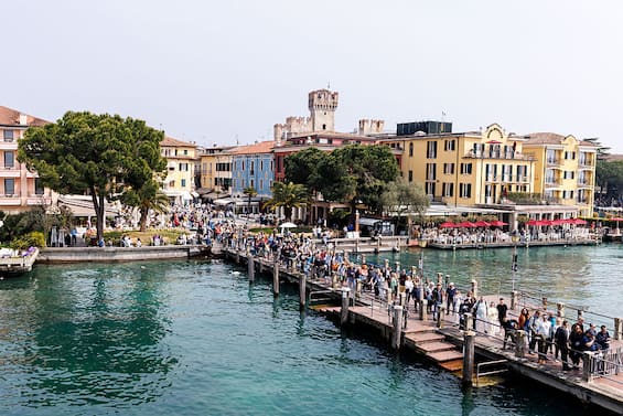 Sirmione presa d assalto dai turisti: Comune valuta ticket di ingresso
