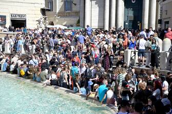 Folla di turisti a Fontana di Trevi a Roma, 30 Aprile 2022. ANSA/CLAUDIO PERI