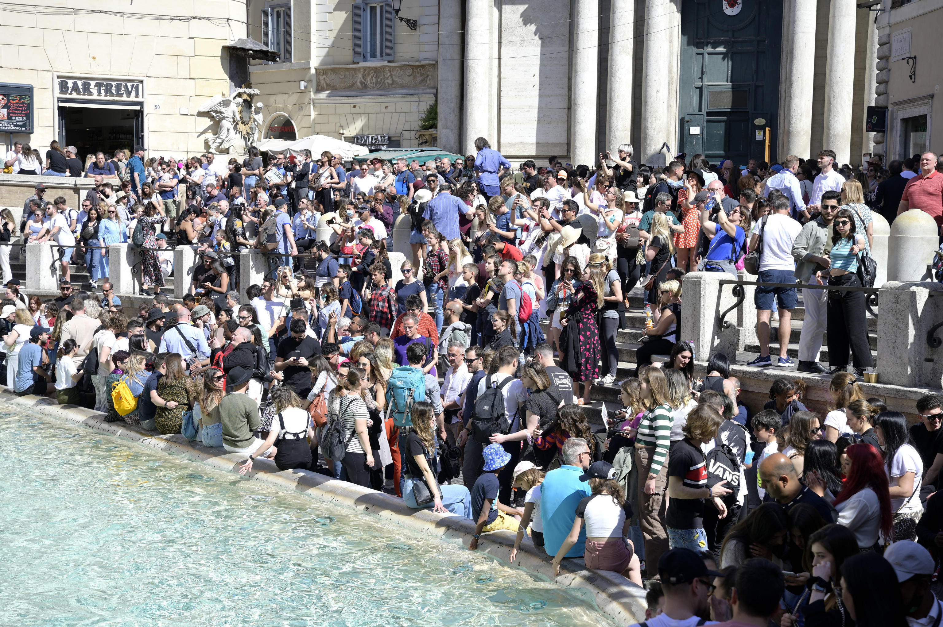 Folla di turisti a Fontana di Trevi a Roma, 30 Aprile 2022. ANSA/CLAUDIO PERI