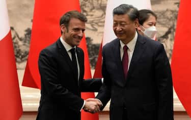 epa10561267 French President Emmanuel Macron (L) shakes hands with Chinese President Xi Jinping (R) after meeting the press at the Great Hall of the People in Beijing, China, 06 April 2023.  EPA/Ng Han Guan / POOL