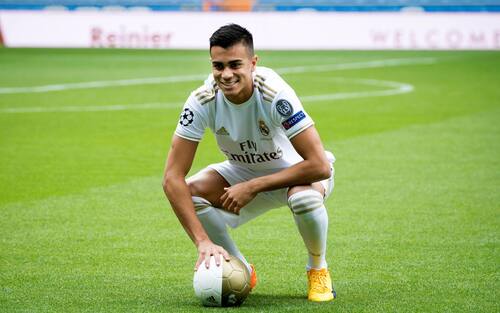 epa08225955 Brazilian Reinier Jesus Carvalho poses for photographers at Santiago Bernabeu stadium during his presentation as a new player of Real Madrid, in Madrid, Spain, 18 February 2020.  EPA/Luca Piergiovanni