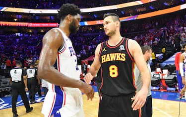 Il saluto tra Embiid e Gallinari al termine di gara-7