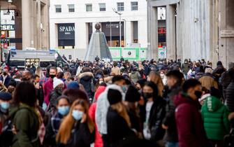 Zona arancione, folla e shopping in centro per il primo sabato di saldi invernali