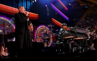 Sting e Stevie Wonder INGLEWOOD, CALIFORNIA - JANUARY 30: (L-R) Sting and Stevie Wonder perform onstage during the FIREAID Benefit Concert for California Fire Relief at Intuit Dome on January 30, 2025 in Inglewood, California. (Photo by Kevin Mazur/Getty Images for FIREAID)