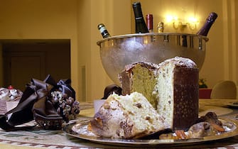 ROMA DICEMBRE 04 CUCINA RISTORANTI RISTORANTE TAVOLE APPARECCHIATE DOLCI DI NATALE PANETTONI PANETTONE E SPUMANTE CHAMPAGNE DOLCI
TAVOLE IMBANDITE NATALIZIE GASTRONOMIA ALIMENTAZIONE TAVOLA APPARECCHIATA  
PH EMMEVI ROMA ( - 2004-12-13, / IPA) p.s. la foto e' utilizzabile nel rispetto del contesto in cui e' stata scattata, e senza intento diffamatorio del decoro delle persone rappresentate