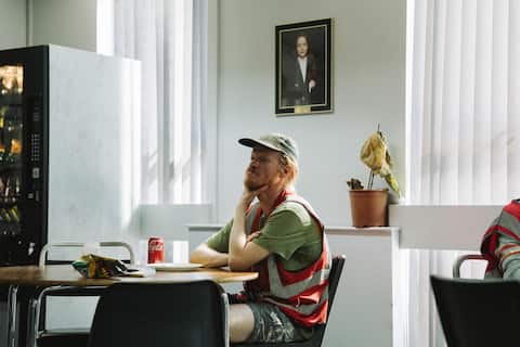 Jesse Plemons stars as Teddy Gatz in director Yorgos Lanthimos' BUGONIA, a Focus Features release.
Credit: Atsushi Nishijima/Focus Features © 2025 All Rights Reserved.