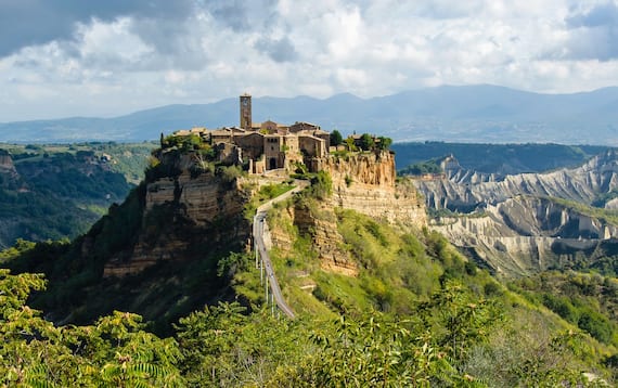 Civita di Bagnoregio, VT. Foto di Catherine Kerr su Unsplash