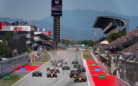 https://static.sky.it/editorialimages/7a9e544c71a8cb14e9884c1909249e3183a10c09/skysport/it/motori/formula-1/video/2025/06/10/f1-calendario-2026-video/F1_GP_Spagna_partenza_IPA_1.jpg?im=Resize,width=565