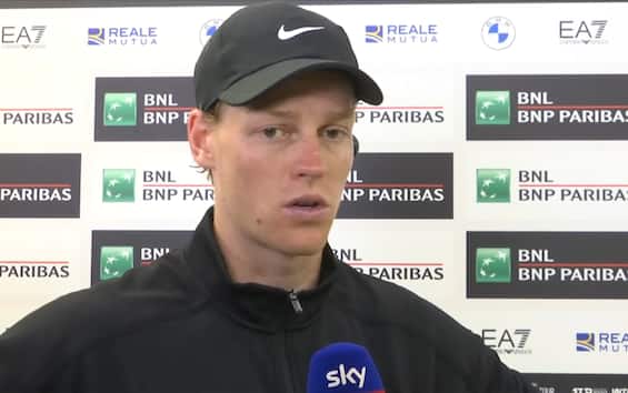 https://static.sky.it/editorialimages/7aa991aadc59b02223a60777a924b1c14404f9d3/skysport/it/tennis/video/2025/05/16/sinner-atp-roma-intervista-video/sinner_screen_11.jpg?im=Resize,width=565