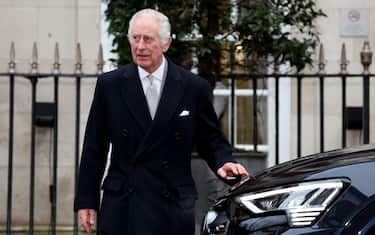 epa11112706 Britain's King Charles III departs the London Clinic In London, Britain, 29 January 2024. King Charles III left hospital following treatment for an enlarged prostate.  EPA/ANDY RAIN