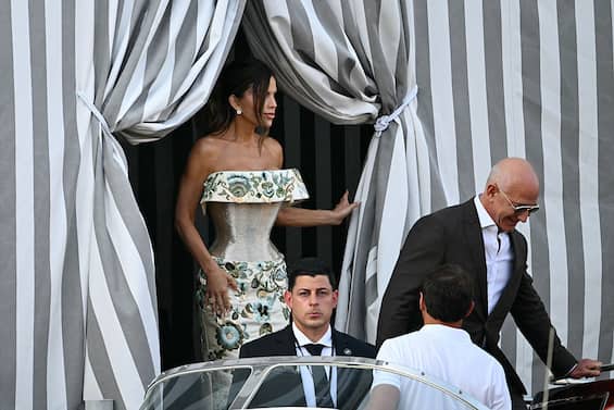 Matrimonio Bezos, stasera party su un