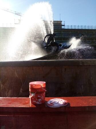 Blocco stradale davanti a Palazzo di Giustizia e vernice lavabile versata sulla fontana dei Malavoglia, colorandola di arancione nell'adiacente piazza Verga: sono le due azioni di 'disobbedienza civile' realizzate a Catania da aderenti alla campagna Fondo riparazione, promossa da Ultima generazione, 10 novembre 2023.
ANSA/ UFFICIO STAMPA ULTIMA GENERAZIONE ++HO  - NO SALES EDITORIAL USE ONLY +NPK+