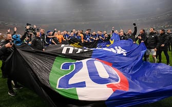 MILAN, ITALY - APRIL 22:Players and staff of FC Internazionale celebrates during the Serie A TIM match between AC Milan and FC Internazionale at Stadio Giuseppe Meazza on April 22, 2024 in Milan, Italy. (Photo by Alessandro Sabattini/Getty Images)