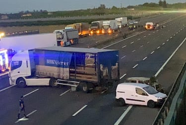 L'autostrada A1 nei pressi di Modena Sud bloccata per l'assalto a un portavalori,14 Giugno 2021. ANSA / ELISABETTA BARACCHI