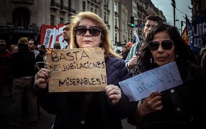 Milei vince la sfida pensioni. Ma in Argentina è allarme povertà