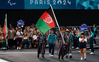 Paralimpiadi Parigi PARIS, FRANCE - AUGUST 28: Flag-bearer Ebrahim Danishi of Afghanistan during the opening ceremony of the Paris 2024 Summer Paralympic Games at Place de la Concorde on August 28, 2024 in Paris, France. (Photo by Gonzalo Fuentes-Pool/Getty Images)