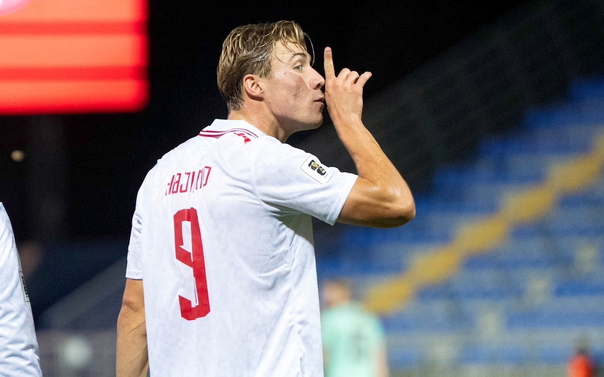 https://static.sky.it/editorialimages/7aec5c61cd372142f051c2de81bb9597ae89b443/skysport/it/calcio/mondiali/video/2025/10/09/hojlund-gol-bielorussia-danimarca-1042221/ansa_hojlund_danimarca.jpg?im=Resize,width=1218