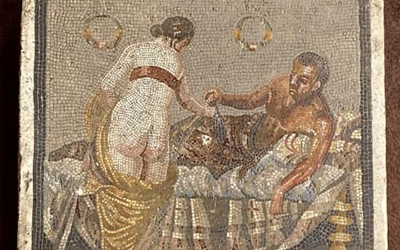 Pompei, restituito un mosaico erotico rubato da un soldato tedesco nel 1944